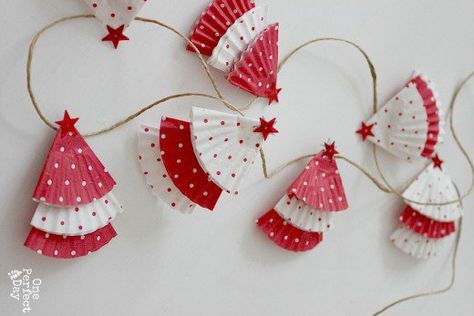 Senior folks like to make crafts that are easy to make, and suitable to do with limited dexterity. Over 30 crafts for senior citizens in nursing homes. Simple craft projects ideas for older adults. Diy Christmas Garland, Christmas Tree Garland, Diy Christmas Decorations Easy, Simple Christmas Tree, Easy Christmas Diy, Paper Christmas, Noel Christmas, Christmas Crafts For Kids, Kirigami