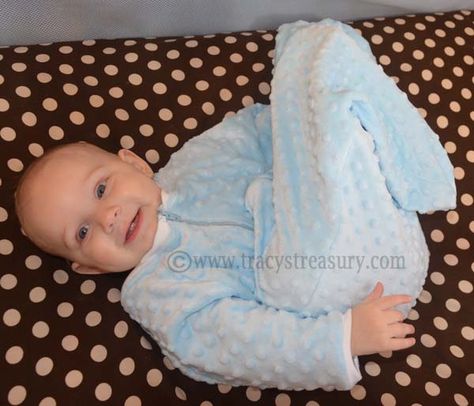 Tracy's Treasury: DIY Baby's Sleep Sack (Sewing Tutorial) Sleepsack Pattern, Baby Diy Projects, Easy Baby Blanket, Diy Baby Clothes, Baby Sleep Sack, Diy Baby Gifts, Baby Sewing Projects, Sleep Sack, Sewing Projects For Kids