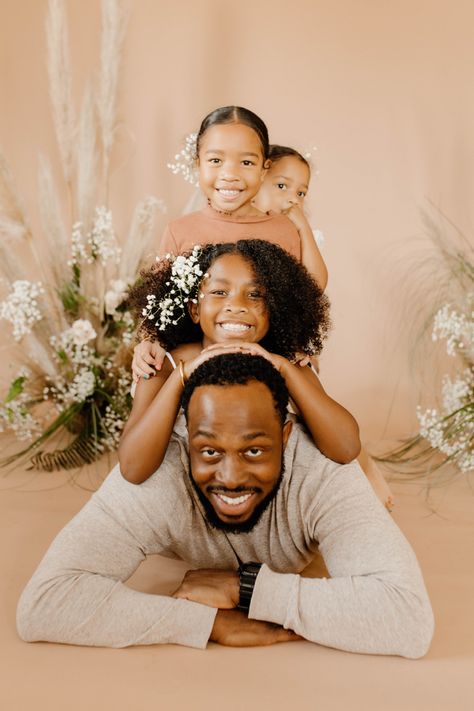 Father And Daughter Photoshoot Studio, Daughter And Father Photoshoot, Father Day Photoshoot Ideas Studio, Father’s Day Mini Photoshoot, Father's Day Photoshoot, Daddy And Me Photo Shoot Mini Sessions, Dad And Kids Photoshoot, Father’s Day Photoshoot, Fathers Day Photoshoot