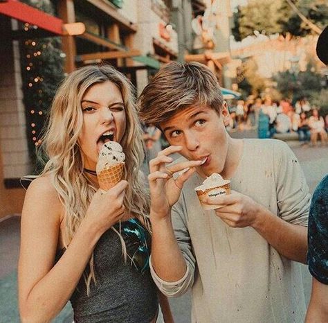 que tipo de pessoa te traz 00:30 para uma sorveteriacom @DyWatson Photos Couple Mignon, Mode Poses, Romantic Boyfriend, Cute Couple Quotes, Relationships Goals, People Eating, Boyfriend Goals