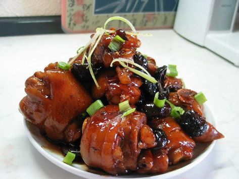 Angie's Recipes . Taste Of Home: Braised Pork Trotters / 红烧猪蹄 Pork Trotters Recipe, Pork Trotters, Trotters Recipe, Black Mushrooms, Homemade Chinese, Homemade Chinese Food, Asian Pork, Chinese Recipe, Dried Chillies