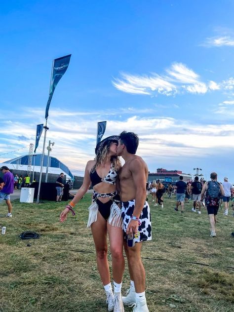 Escape Rave Couple Outfits, Rave Couples Outfit, Rave Outfits For Couples, Matching Couple Outfits Festival, Couples Music Festival Outfits, Festival Couples Outfits, Escape Outfits Rave Halloween Couples, Edm Festival Outfit Couple, Coachella Couple Pictures