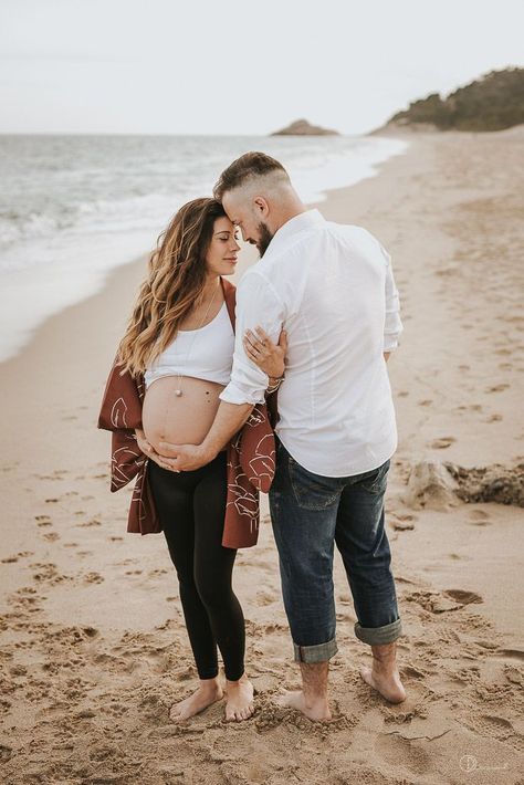 Sesión Premamà en la Playa – Reportaje de embarazo en Tarragona | Dvisual: Fotógrafo y vídeo de boda, newborn, smash cake y familia Tarragona Pregnancy Photoshoot Beach, Couple Maternity Poses, Beach Maternity Pictures, Maternity Picture Outfits, Maternity Photography Beach, Family Maternity Pictures, Maternity Photography Poses Outdoors, Pregnancy Belly Photos, Maternity Photo Outfits