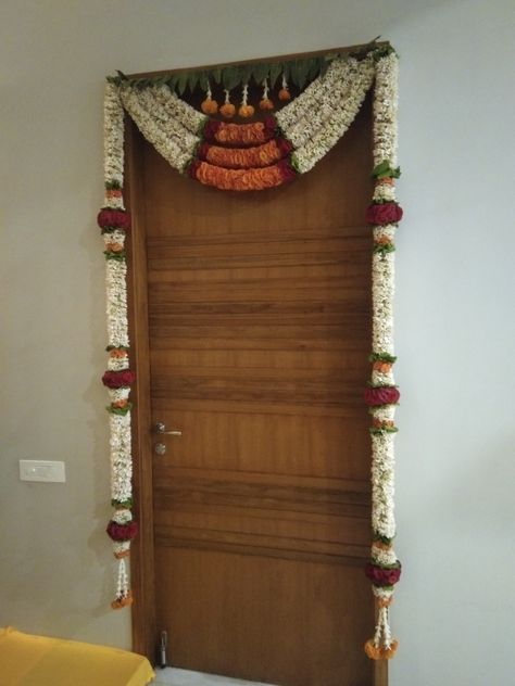 Door Flower Decoration, Hyderabad Wedding, Godh Bharai, Housewarming Party Decorations, Puja Decor, Garland Making, Ganesh Festival, Simple Door, Home Flower Decor