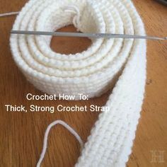 How to create a strong crochet strap for bags. A strap that feels and looks good and holds its shape. I made up this Strap sc stitch that works perfectly! Cordon Crochet, Modern Haken, Crochet Stitches Symbols, Crochet Strap, Tote Crochet, Crochet Handles, Mochila Crochet, Crochet Unique, Crochet Shell Stitch