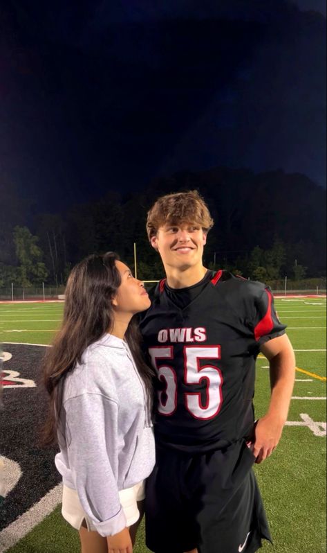 High School Football Couples, Cute Sports Couples, Cute Couple Pics Football, Couple Football Pictures, Cute Football Couples Pictures, Football Girlfriend Aesthetic, Cute High School Couples, Football Couple Goals, Football Boyfriend Aesthetic