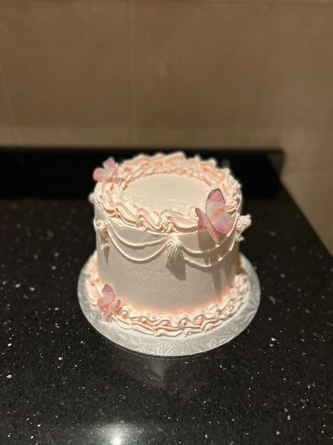 Pink vintage cake Round Vintage Cake, 1920s Cake, Pink Vintage Cake, Glitter Birthday Cake, Circle Cake, Vintage Birthday Cakes, Butterfly Vintage, Mini Cakes Birthday, Bday Cake