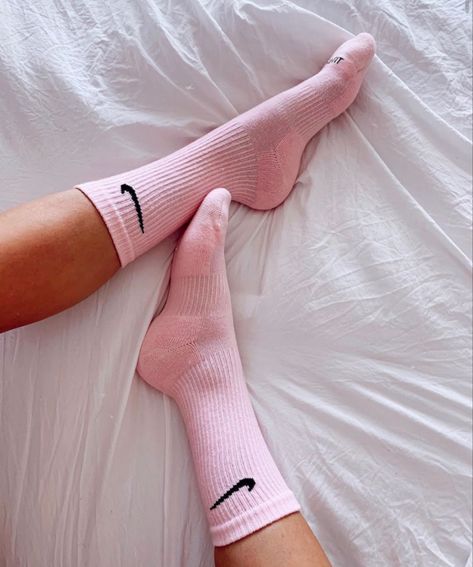 Nike Socks Aesthetic, Photo Bestie, Nike Socks Outfit, Socks Aesthetic, Socks Nike, Cute Nike Outfits, Sock Outfits, Nike Socks, Pink Socks