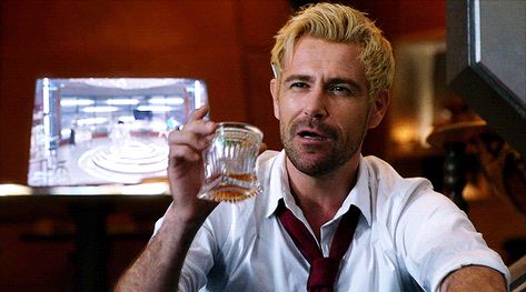 Matt Ryan Constantine, Drinking Gif, Supergirl 2015, Batman Film, Legends Of Tomorrow, John Constantine, Matt Ryan, Geeky Girls, Superman Lois