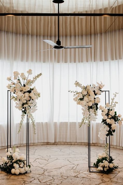 Wedding Alter Flowers, Calile Hotel, Alter Flowers, Black And White Wedding Theme, Wedding Alters, Floral Arch Wedding, Sweetheart Table Wedding, White Wedding Theme, Wedding Arch Flowers