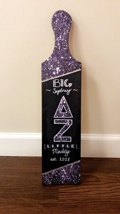 Big little paddle. Purple paint splatter. Delta zeta. Purple Sorority Paddles, Delta Zeta Paddle Ideas, Delta Zeta Paddle, Greek Paddles Sorority, Sorority Paddles Ideas, Paddle Sorority Big, Sorority Baskets, Big Little Paddles, Sigma Lambda Gamma