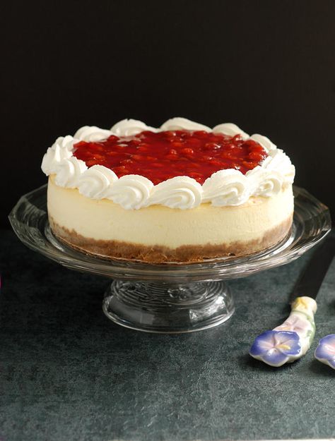 New York Cheesecake with Sour Cherry Topping Sour Cream Topping, Cheesecake Decoration, Cherry Cheesecake Recipe, Cherry Topping, Cheesecake Factory Recipes, New York Style Cheesecake, Cheesecake Toppings, Gourmet Cheese, Strawberry Topping