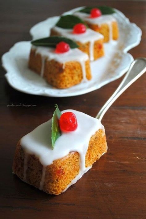 09-enfeite-bolo-natalino Mini Christmas Cakes, Xmas Cake, Christmas Cakes, Xmas Food, Christmas Snacks, Christmas Cooking, Mini Christmas, Food Cakes, Cake Decorating Tips