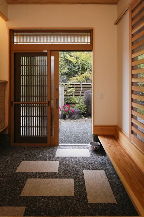 Japanese Porch, Japanese Living Room Ideas, Japanese Entryway, Modern Japanese Living Room, Japanese Living Rooms, Japanese Modern House, Modern Japanese House, Japanese House Design, Japanese Living