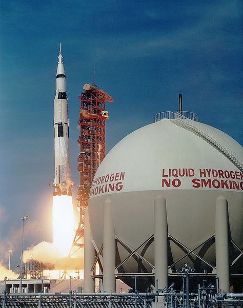 Saturn 5, Apollo Space Program, Nasa Space Program, Nasa Photos, Apollo Program, Nasa Apollo, Apollo Missions, Rocket Launch, Moon Missions