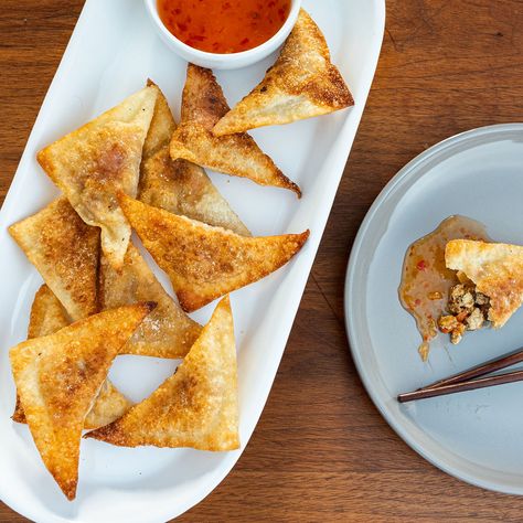 Skip the takeout with these super delcious crispy fried wontons! Once you try them you might make them on repeat. You've been warned! Crab Rangoon Sweet, Tofu Wontons, Air Fryer Wontons, Chinese Tofu Recipes, Chickpea Wrap, Chinese Tofu, Veggie Stir Fry Recipes, Wonton Wraps, Cooking Tofu