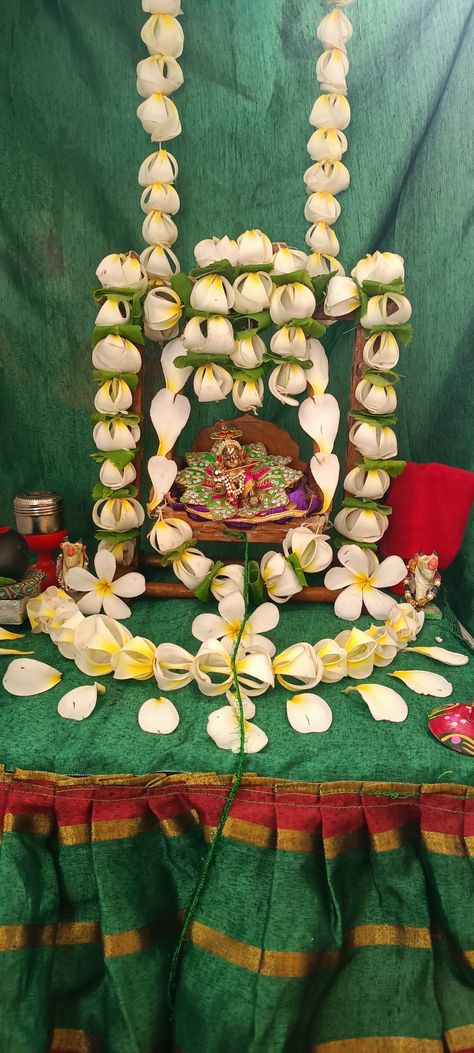 Hindola Decoration Ideas Swaminarayan, Hindola Decoration Ideas Krishna, Krishna Jula, Jhula Decoration, Krishna Dress, Thali Decoration, Pooja Decoration, Thali Decoration Ideas, Janmashtami Decoration