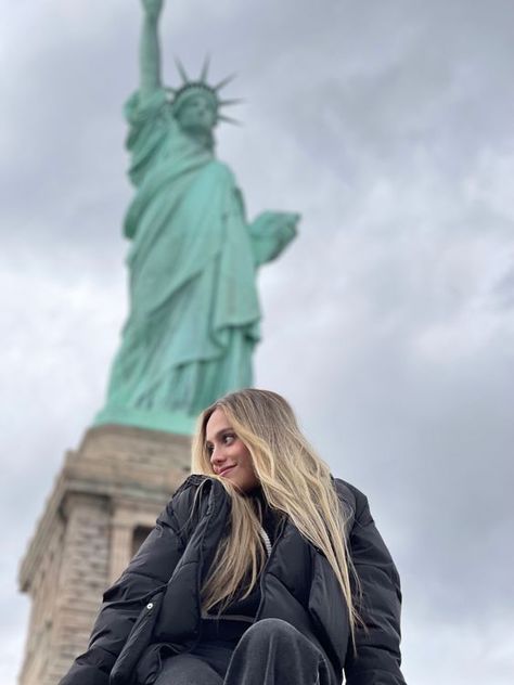 NYC Photo Spots: 15 Locations You Don't Want To Miss Winter Fashion Outfits New York, Nyc Poses New York City, New York Selfies Instagram, New York Winter Pictures, Statue Of Liberty Photoshoot, New York Pictures Aesthetic, New York Winter Picture Ideas, Fall New York City Outfits, Nyc Aesthetic Photos