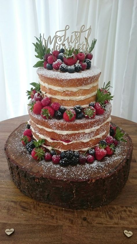 Wedding Cake With Fresh Fruit, Fresh Fruit Cake Decoration Ideas, Naked Cake With Fruit, Naked Cake Birthday, Rustic Naked Wedding Cake, Cake With Fresh Fruit, Berry Wedding Cake, Fruit Wedding Cake