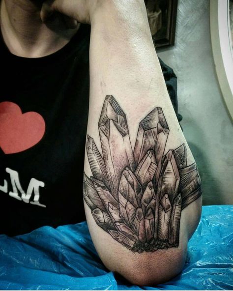 Theis on Instagram: “Nerd alert. Crystal cluster done by @mel.dredd today. I'm soooo happy! #crystal #cluster #tattoo #guyswithink #guyswithtattoos #calmbodymod #quartz” Crystals Tattoo Ideas, Quartz Crystal Tattoo, Crystal Cluster Tattoo, Geode Tattoo, Smokey Tattoo, Obsidian Tattoo, Crystals Tattoo, Lamp Tattoo, Nature Tattoo Sleeve