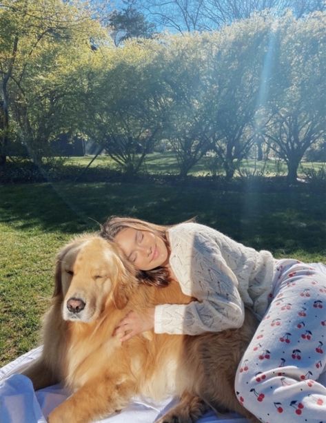 Golden Retriever Mom Aesthetic, Pets With Owners, Big Golden Retriever, Golden Retriever Aesthetic, Golden Retriever Photography, Soft Life Era, Rp Models, A Soft Life, Gentle Woman