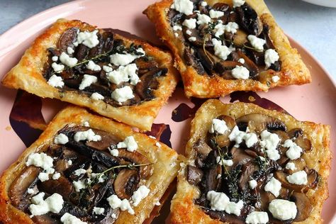 Mushroom Tarts, Flat Mushrooms, Mushroom Tartlets, Upside Down Pizza, Puff Pastry Tarts, Mushroom Recipes Vegan, Mushroom Filling, Mushroom Tart, Butter Puff Pastry