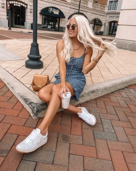 Everything You Need to Know About Vejas — Kathleen Post - Vejas sneaker review - sneaker outfit idea Winter Wedding Attire, Kathleen Post, Casual White Sneakers, Summer Wedding Attire, Pilates Clothes, Fall Transition Outfits, Spring Sneakers, Women's Tie, American Clothing