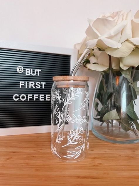 Fits perfectly in my car cup holder, ideal for commuting Cricut Glass Can Ideas, Aesthetic Glass Tumbler, Cricut Glass Can Cup, Aesthetic Glass Cup Design, Diy Glass Cups, Glass Vinyl Ideas, Glass Cups With Vinyl Cute Ideas, Vasos Aesthetic, Matcha Drinks