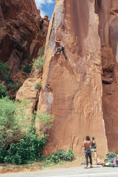 A man rock climbing on a wall of rock known as "Wall Street" in Jaycee Park along Potash Road (Highway 279) in Moab, Utah. Crazy Bucket List, Solo Climbing, Under The Boardwalk, Road Highway, Trad Climbing, Gorp Core, Vegas Travel, Sunrise Mountain, Rock Textures