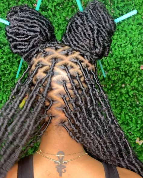 ✨🌻✨ on Instagram: “✨ Distressed soft locs / with small free parts✨  🌻  🌻  🌻  🌻  🌻   🌻     ——————————————————-  #braids #braidingstyles #softlocs #voiceofhair…” Soft Locs Triangle Parts, Soft Loca, Distressed Soft Locs, April Outfits, Braiding Ideas, Faux Locs Styles, Faux Loc, Braiding Your Own Hair, Soft Locs