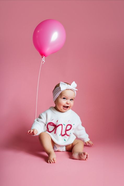 Photoshoot Ideas Smashcake 1st Birthdays Photoshoot, Diy One Year Photo Shoot, 1 Year Birthday Photoshoot Diy, Pink First Birthday Photoshoot, 1 Year Photo Shoot Ideas, 1 Year Pics, Valentines First Birthday Photo Shoot, One Year Old Diy Photoshoot, Minimal Cake Smash Photoshoot