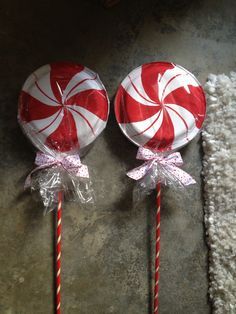 Lolli pop christmas decorations for front yard; made with paper plates and wooden dowels Christmas Lollipops Diy, Paper Plate Lollipops, Scarecrows Diy, Candy Cane Wreaths, Christmas Tent, Candy Cane Christmas Decorations, Peppermint Forest, Gingerbread Town, Candy Cane Image