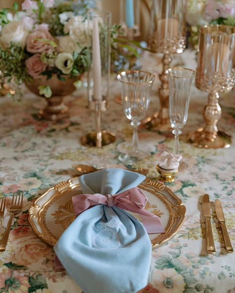 A moment for the incredible tablescape, flowers, cake and stationary from @elevate_workshops captured perfectly by @kamilanowakphotography It's giving Marie Antoinette vibes 🩵 Photographer @kamilanowakphotography Design and concept @elevate_workshops Styling @storiesof_events Florist @emmacoxbrocante Stationery @lucymcspiritdesign HMUA @daniellamakeuphair Dresses @josephinescottlondon Accessories @gibsonbespoke Shoes @di_hassall Venue @harlaxton_manor Cake @poppypickeringcakes Harpist... Royal Parties Aesthetic, Bridgerton Style Wedding Decor, Marie Antoinette Table Setting, Maria Antoinette Party, Marie Antoinette Picnic, Marie Antoinette Decor, Marie Antoinette Themed Party, Marie Antoinette Theme Party, Marie Antoinette Party Decorations