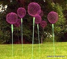 Faux allium chicken wire flowers from The Feral Turtle Chicken Wire Flowers, Giant Allium, Chicken Wire Projects, Chicken Wire Sculpture, Chicken Wire Art, Chicken Wire Crafts, Allium Flowers, Garden Globes, Wire Flowers