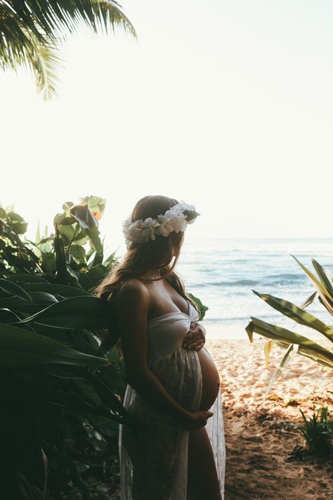 Oahu Hawaii maternity pictures beach mommy to be Maternity Photo Shoot Ideas Hawaii, Hawaii Pregnancy Photoshoot, Sunrise Maternity Pictures, Hawaii Maternity Shoot, Maternity Photo Shoot Ideas Beach, Maternity Pictures Beach, Baby Reveal Pictures, Maternity Shoot Beach, Beach Maternity Shoot