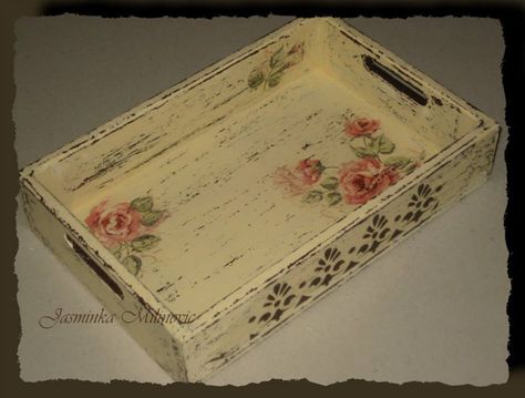 Shabby chic tray Decoupage Trays, Decoupage Tutorial, Decoupage Decor, Decoupage Tray, Painted Trays, Decoupage Diy, Diy Tray, Decoupage Furniture, Dekor Diy