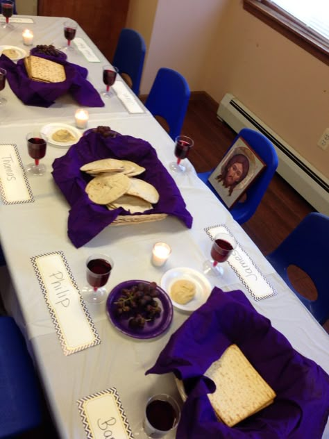 "Last supper" set up for Sunday school. At each seat, add name of a disciple. Include food like flat or pita bread, grape juice. Have the children say the words of Jesus and break bread with each other. A fun and memorable way to learn about this special event Last Supper Ideas For Kids, Last Supper Sunday School Lesson, Last Supper Craft, Easter Lessons, Easter Sunday School, Maundy Thursday, Children Ministry, Children Church, Sabbath School