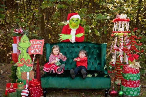 Grinch Photo Shoot Ideas, Grinch Christmas Pictures Kids, Grinch Christmas Pictures Family, Grinch Pictures With Kids, Grinch Mini Sessions, Grinch Picture Ideas, Pictures With The Grinch Ideas, Grinch Family Pictures, Funny Grinch Photoshoot