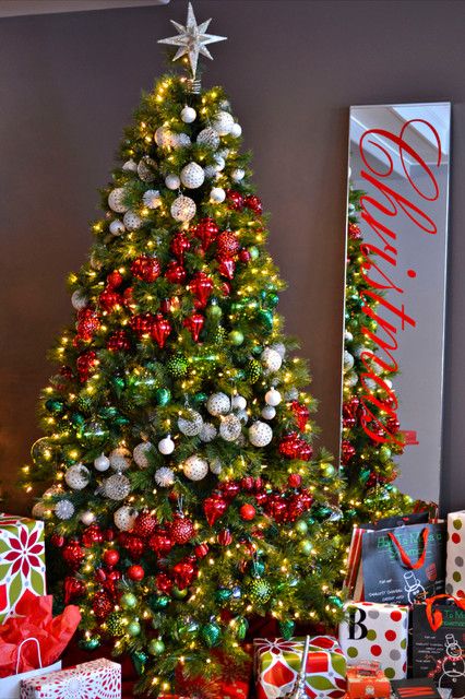 16 Amazing Christmas Tree Decorating Ideas. I love the mirror with Christmas spelled out on it. I would maybe use a chalkboard too. Amazing Christmas Trees, Beautiful Christmas Trees, Christmas Trends, Primitive Christmas, Noel Christmas, Christmas Tree Themes, Christmas Love, Christmas Deco, Christmas Joy