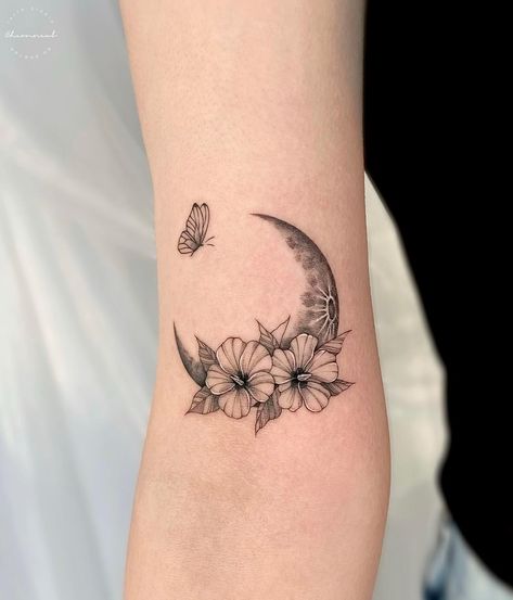 60+ Moon Tattoo Ideas: Symbolism and Trending Designs - 100 Tattoos Unique Small Tattoo Ideas, Small Moon Tattoo, Moon Tattoo Ideas, Tattoo Names, Moon Star Tattoo, Rain Tattoo, Half Moon Tattoo, Small Tattoo Ideas For Women, Small Moon Tattoos