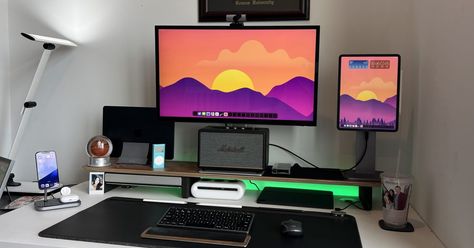 An All iPad Pro Desk Setup- 9to5Mac Ipad Desk Setup, Ipad Pro Setup, Ipad Desk, Apple Pro, Camera Prices, Student Christmas Gifts, Desktop Design, Desktop Setup, Computer Stand