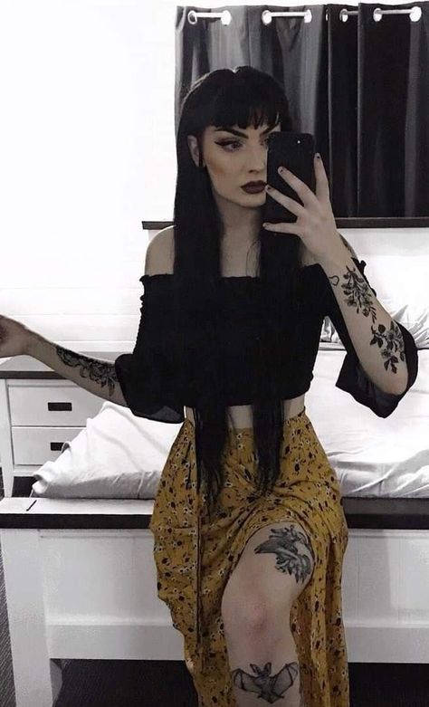 Gothic Hairstyle, Bold Hairstyles, Yellow Items, Embrace Your Dark Side, Look Grunge, Unique Looks, Hairstyle Trends, Unique Hair, Mode Boho