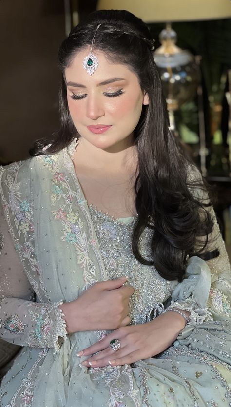 Mangtikka Hairstyles, Desi Bride Hair, Hairstyle For Wedding Function, Haldi Makeup Look, Pakistani Wedding Hairstyles, Mehendi Function, Pakistani Bridal Makeup, Simple Collage, Engagement Makeup