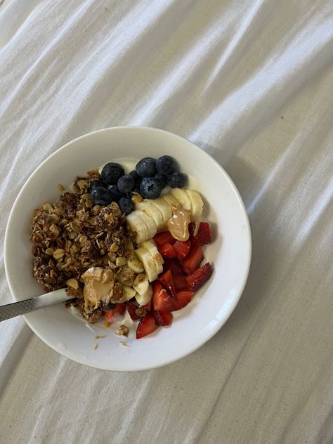 Thatgirl Aesthetic, Pasti Sani, Healthy Yogurt, Training Routine, Strawberries Blueberries, Yogurt And Granola, Yogurt Bowl, Delicious Snacks, Snacks Saludables