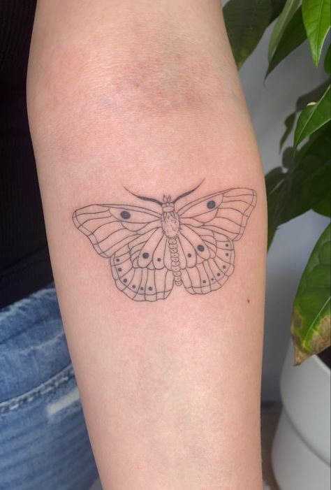 Harry Styles Moth Tattoo, Harry Styles Moth, Harry Styles Butterfly Tattoo, Tattoo Above Knee, Harry Styles Butterfly, Butterfly Cute, Stick N Poke Tattoo, Moth Tattoo, Poke Tattoo