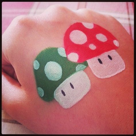 1up and big it up mushrooms from supermario painted by hellomisshastings Easy Halloween Face Painting, Easy Face Painting Designs, Face Painting Supplies, Face Painting Tips, Face Painting For Boys, Cheek Art, Arm Painting, Festival Face, Face Painting Easy