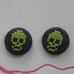 Skull Cross Stitch, Cross Stitch Skull, Cross Stitch Projects Ideas, Cross Stitch Quotes, Stitch Jewelry, Tiny Cross Stitch, Halloween Cross Stitches, Cross Stitch Love, Mini Cross Stitch