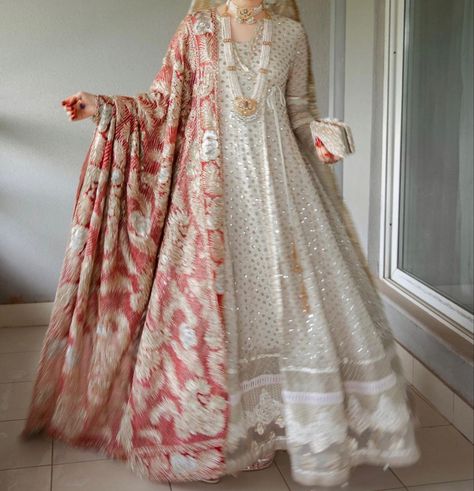 Nikkah Looks Simple, Nikkah Bride, Pakistani Women Dresses, Nikkah Dress, Sisters Wedding, Asian Bridal Dresses, Latest Bridal Dresses, Pakistani Wedding Outfits, Gaun Fashion