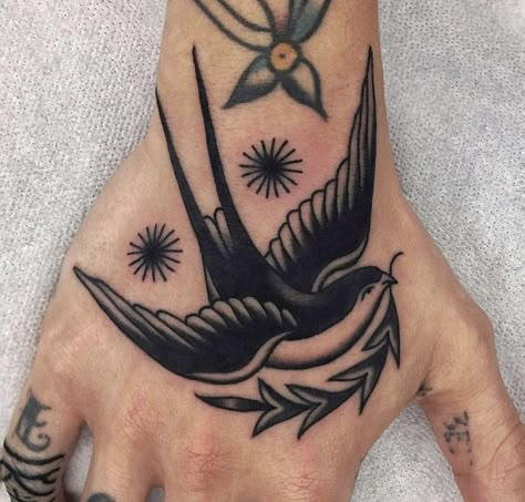 Lanzarote Tattoo, Swallow Hand Tattoo, Traditional Swallow Tattoo, Tattoo Vision Board, Tattoo Tour, Traditional Hand Tattoo, Americana Tattoo, Traditional Tattoo Inspiration, Secret Tattoo