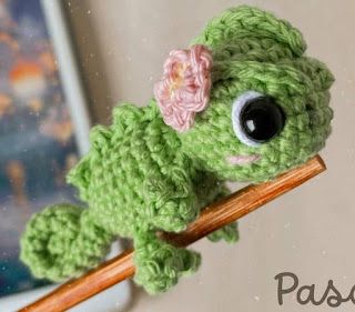 Rapunzel Amigurumi, Pascal Rapunzel, Disney Crochet Patterns, Crochet Cushion Cover, Crochet Disney, Crochet Shop, Kawaii Crochet, Beginner Crochet Projects, Crochet Cushions